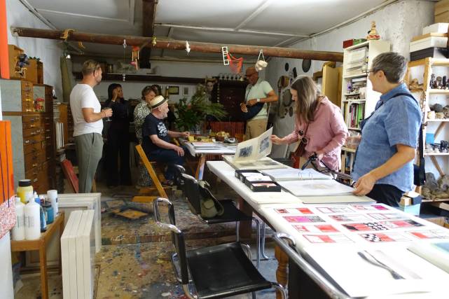 Viel Interesse: Im Atelier von Ettore Antonini (hinten sitzend) herrschte ein Kommen und Gehen.