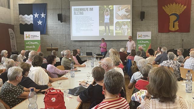 Andrea Zulauf und Sandro Aeschbach zeigten bei einem öffentlichen Vortrag von Senioren für Senioren Möhlin, warum Schmerzen nicht einfach zum Älterwerden gehören. Foto: Richard Schmid