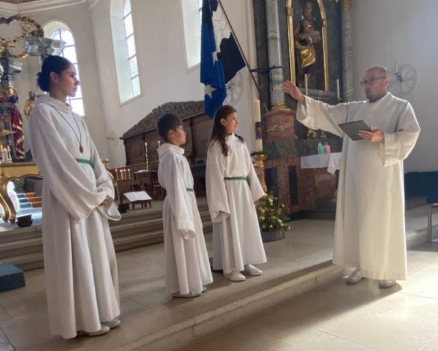 Renato Stäuble und Sophie Honolka wurden feierlich in die Schar der Ministrantinnen und Ministranten aufgenommen und für ihren neuen Dienst gesegnet.