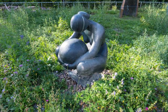 Frau mit Kugel, 1949 von Erwin Rehmann mitten in der neu angelegten Blumenwiese, Frühsommer 2026. Foto: Edwin Rüede