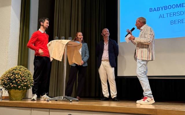 Moderator Kurt Aeschbacher führte durch den Abend im Kulturellen Saal in Eiken. Foto: zVg