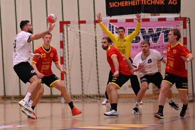 Mitch Giezeman, Nerdin Vunic und Finn Kreuzer verteidigen gegen Gossaus Rückraum Bujar Ramosaj und Kreis Robin Wipf.