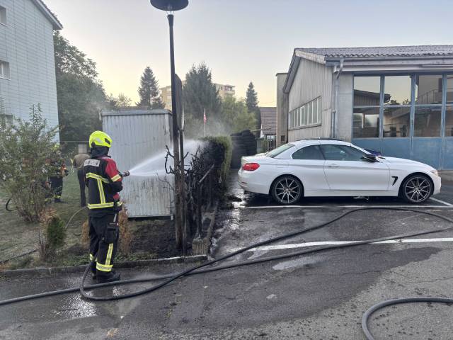 Ein Heckenbrand in Wohlen richtete nicht unerheblichen Sachschaden an.