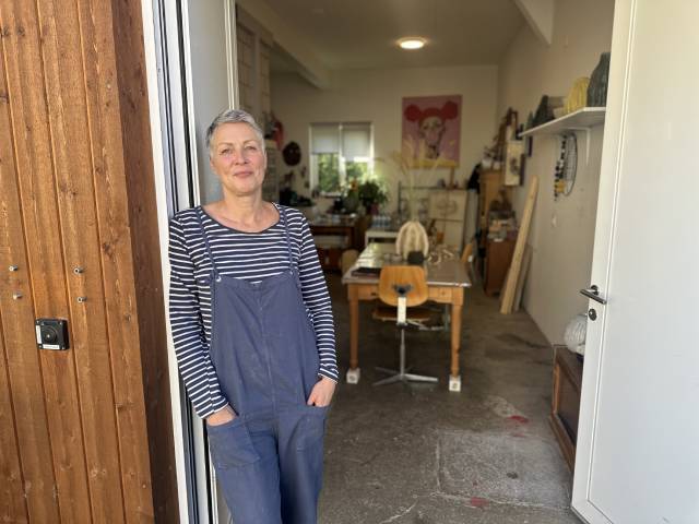Klein, aber fein – die Künstlerin am Eingang ihres Ateliers Ave-Pulpart. Foto: Sonja Fasler
