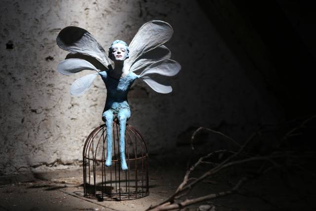 «Labella» 35x25 cm, Jahr 2026, Papier, Acryl und Metallkäfig. Foto: zVg