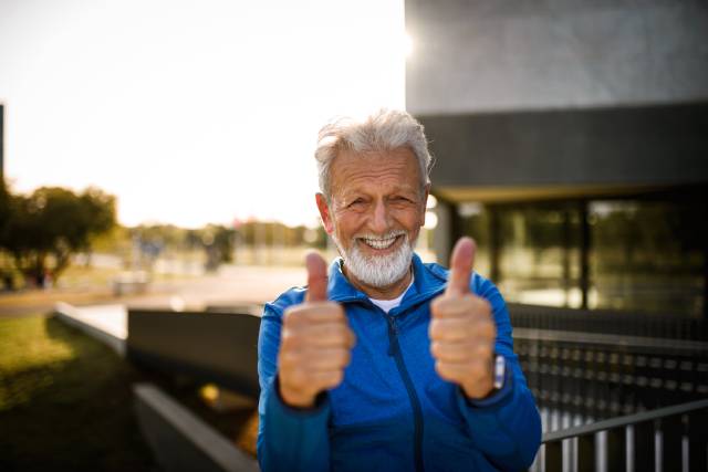Daumen hoch für mehr Bewegung im Seniorenalter. Foto: Pro Senectute/iStock