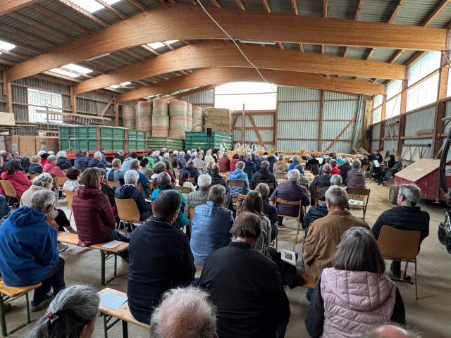 Auch eine Maschinenhalle kann eine passende Kirche für eine Erntedankfeier sein.