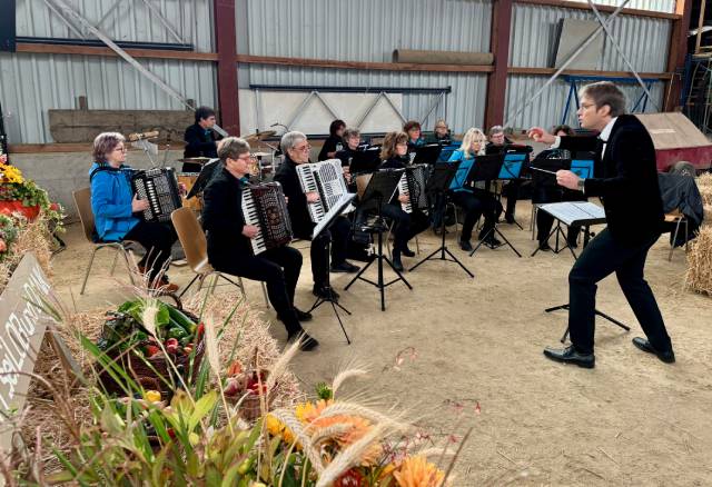 Das Harmonika Orchester Möhlin unter der Leitung von David Meyer brachte musikalischen Schwung in die Feier.