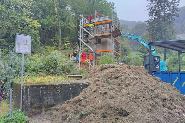 Beispiel Trafoturm: Umbau eines alten Trafoturms zu einem «Artenschutzturm» für Fledermäuse, Vögel und Co. (Gipsi Zeglingen). Foto: Urs Wolfsberger