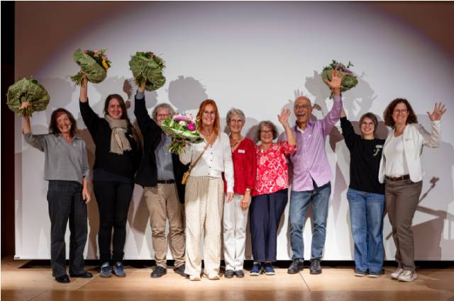 Die Gewinner des diesjährigen Aargauer Sozialpreises (vlnr): Sylviane Darbellay vom Verein Silbernetz Schweiz, Karen Hug, KRSD Caritas Aargau, Roland Guntern von Pro Senectute Aargau, das Siegerteam mit Rita Lachat, Sabine Strabler, Urs Zimmermann und Suzanne Weingart vom Projekt Ankerplatz Demenz Fricktal des Vereins «teilhaben» und Manuela Dietiker und Jenny Ackeret vom Jugendchor Seetal; Foto: Fiona Piola, fionaarts