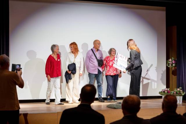 Rita Lachat, Sabine Strabler, Urs Zimmermann und Suzanne Weingart, die Präsidentin des Vereins «teilhaben», sind überwältigt vom Gewinn des ersten Platzes des diesjährigen Sozialpreises Aargau für ihr Projekt «Ankerplatz Demenz Fricktal», das Jungbetroffenen einen Ort schafft, an dem sie sich angenommen fühlen und selbstbestimmt teilhaben können. Loranne Mérillat vom Kantonalen Sozialdienst Aargau und Mitglied der Jury Sozialpreis Aargau überreichte den Siegercheck nach einer würdevollen Laudatio. Foto: Fiona Piola, fionaarts