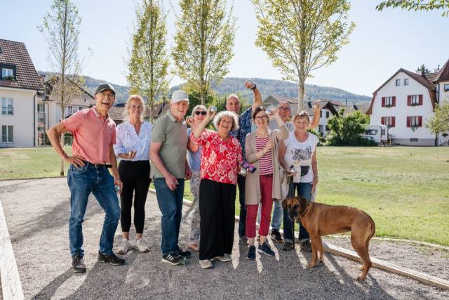 Unter der Leitung von Suzanne Weingart (Präsidentin des Vereins teilhaben, vorne in der Mitte) begleitet ein 10-köpfiges Freiwilligenteam u,a. mit Marianne Candreia, Geschäftsführerin ALZ AG und Andreas Köchli, Brigitte Scartazzini, Jeannette Zumsteg, jeden Mittwoch jung an Demenz erkrankte Menschen, begleitet sie mit Einfühlungsvermögen und Humor. Foto: Fiona Piola, fionaarts