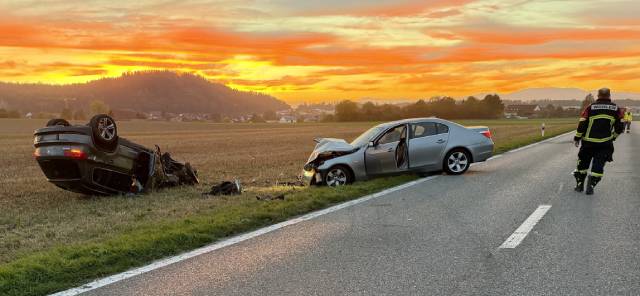 Die in den Unfall verwickelten Personen wurden leicht bis mittelschwerverletzt; der Sachschaden ist erheblich.