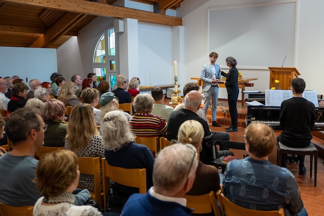 Dekanin Noemi Breda segnet den frischgebackenen Pfarrer. Foto: Klaus-Christian Hirte