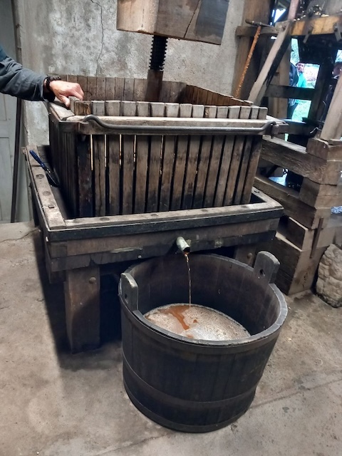 Die alte Mostpresse lieferte frischen Apfelsaft. Foto: zVg