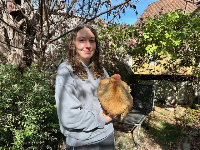 Savannah Zollinger mit Pippin im Garten