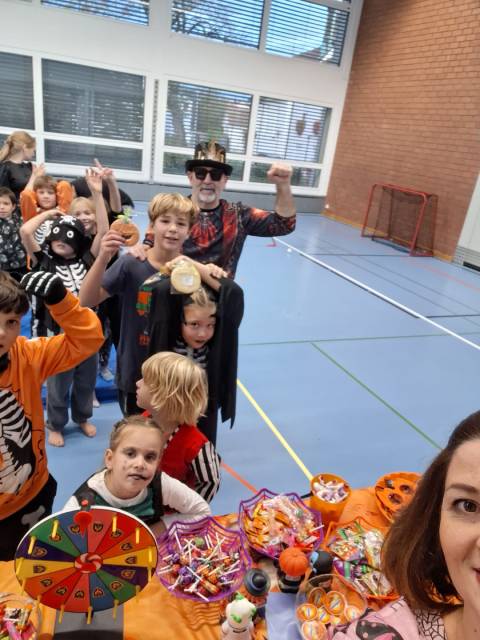 Halloween einmal anders, und zwar mit sportlichem und gesellschaftlichem Mehrwert: Das gab es in der Turnhalle Sisseln.
