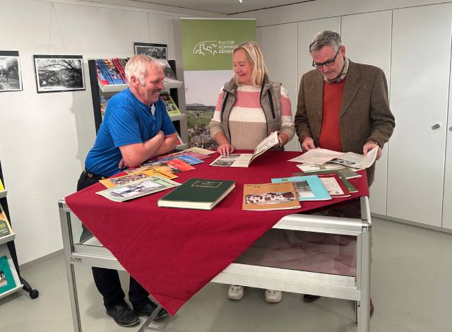 Auch in den alten Zeiher Heimatblättern wurde fleissig geblättert. Die Dorfchronik erschien mit der Ausgabe 2025 bereits zum 50. Mal. Foto: Sonja Fasler
