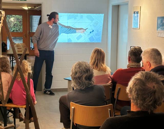 Grabungstechniker Jakob Erhard zeigt, wo die archäologisch wertvollen Funde gemacht wurden. Foto: Sonja Fasler