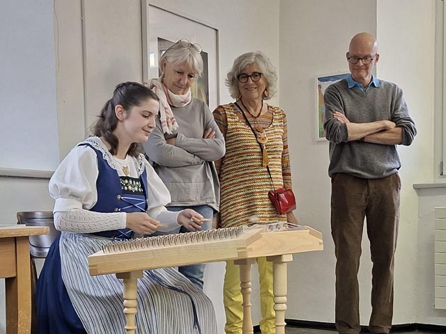 Anja Mettler in Aktion am Hackbrett, aufmerksam verfolgt von den beiden Künstlerinnen Monika Hüsser und Lisa Wassmer, sowie von André Götz vom Verein Dorf Plus (v.l.). Foto: zVg