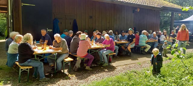 Gemütliches Zusammnsein bei der Waldhütte. Foto: zVg 