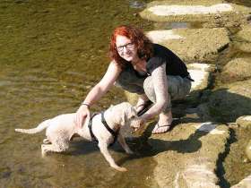 Ramona Bär und ihr Hund Loup gönnen sich eine Erfrischung an einem Bach. Das werden sie in den nächsten Tagen noch öfters tun Foto: Peter Schütz