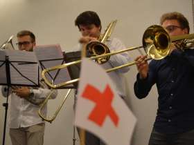 Starten die Show: Die Bläser der Brass Band «Gossip» spielen zum Auftakt den Titelsong der «Muppet Show». Foto: zVg