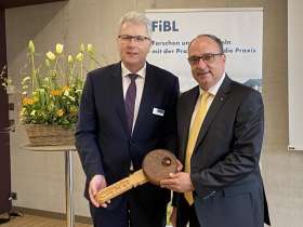 Regierungsrat Markus Dieth (rechts) überreicht FIBL-Direktor Knut Schmidtke symbolisch den Schlüssel für das neue Gebäude. Foto: Sonja Fasler Hübner