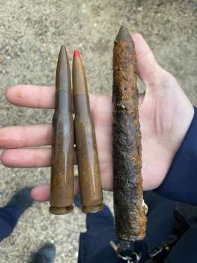 Munition, Sprengkapseln und eine Waffe aufgefunden. Foto: Kapo AG