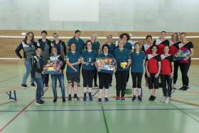 Die Spielerinnen des DTV Möhlin (Mitte) nutzten den Heimvorteil und gewannen die Aargauer Meisterschaft im Schnurball. Foto: zVg
