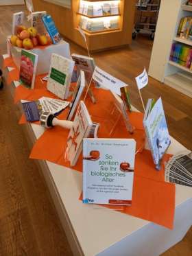 Büchertisch des Gesundheitsforums zum Thema «Gesund Ü60» in der Stadtbibliothek Rheinfelden. Foto: zVg