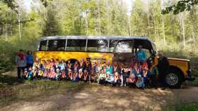 42 Herznacher Kindergartenkinder besuchten ihre Lebensbäume. Foto: zVg
