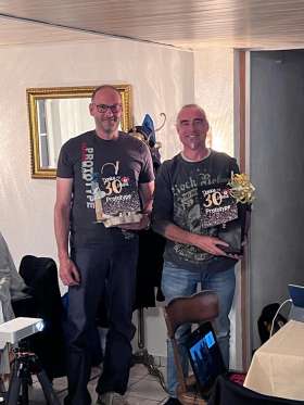 Gregor (links) und Michael Rehmann wurden für 30 Jahre Prototype Chaischte geehrt. Foto: zVg  