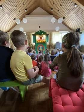 Viel Spass mit den Geschichten des Chasperli hatten die Kinder in Wittnau. Foto: zVg