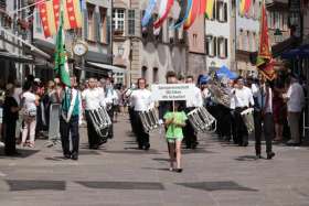 Gemeinsam gegen die Hitze: Die Musikgesellschaften Eiken und Schupfart traten zusammen beim Musiktag in Rheinfelden an. Foto: zVg