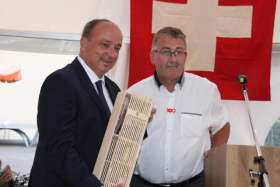 Regierungsrat Markus Dieth, links, erhielt von Gansingens Gemeindeammann Mario Hüsler einen Cheisacherturm. Foto: Peter Schütz