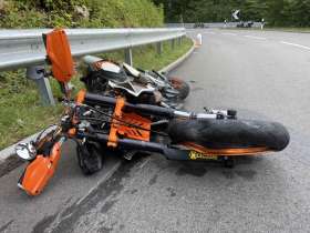 Der Motorradlenker wurde beim Unfall schwer verletzt. Foto: Polizei AG