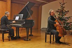 Orlando Theuler (Cello) und Alberto Rinaldi (Flügel) zauberten mit «Cellissimo» festlich-adventliche Stimmung in den Saal der Kirchgemeinde Möhlin. Foto: Dominik Pfoster