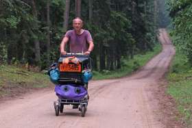 Mit seinem Einkaufswagen «Miss Molly» wandert Christian Zimmermann durch die Welt. Foto: zVg