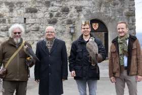 Eröffnung Museumsjahr 2023 auf Schloss Habsburg (von links): Falkner Ulrich Lüthi, Werner Rüegsegger (Gemeindeammann Habsburg), Karsten Nied ("Aargauer König 2023") und Marco Castellaneta (Direktor Museum Aargau). Foto: zVg
