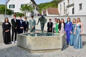 Die Konfirmierten (v.l.): Pfrn. Irina van Bürck, Max, Fabian, Janik, Leandro, Anja, Lucilla, Ladina, Samantha, Rahel, Valentina und Leslie. Foto: Fritz Imhof