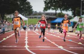 Livia, Nina, Soe und Vivienne rennen im Sprint um den Laufsieg – mit Vorteil Livia (Kids Cup 2022) Foto: zVg
